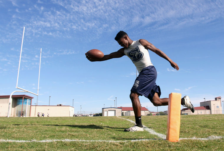 Shoemaker junior cornerback Dwayne Williams
